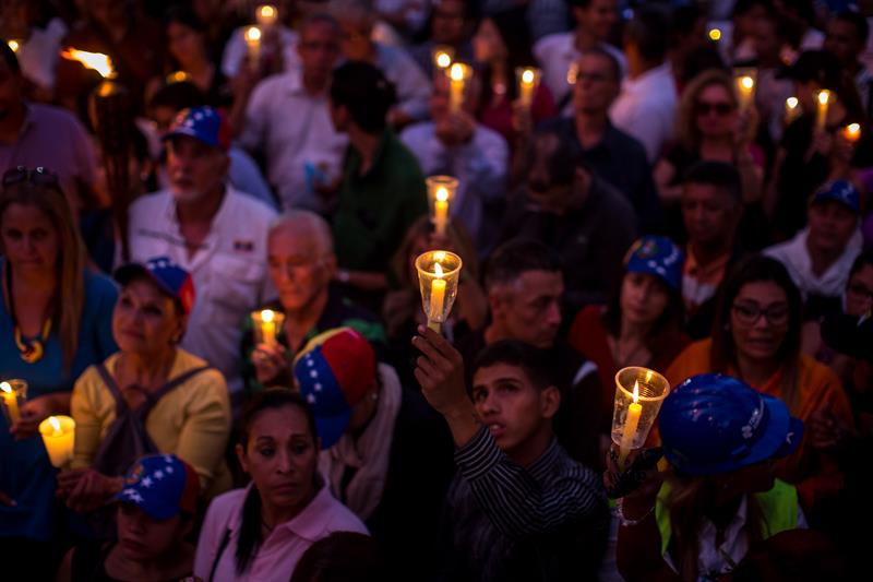 Desafiando la roja oscuridad, Venezuela se manifiesta en honor a los caídos en protestas Foto: EFE