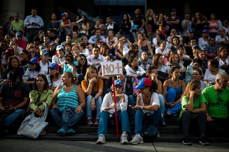 Desafiando la roja oscuridad, Venezuela se manifiesta en honor a los caídos en protestas Foto: EFE