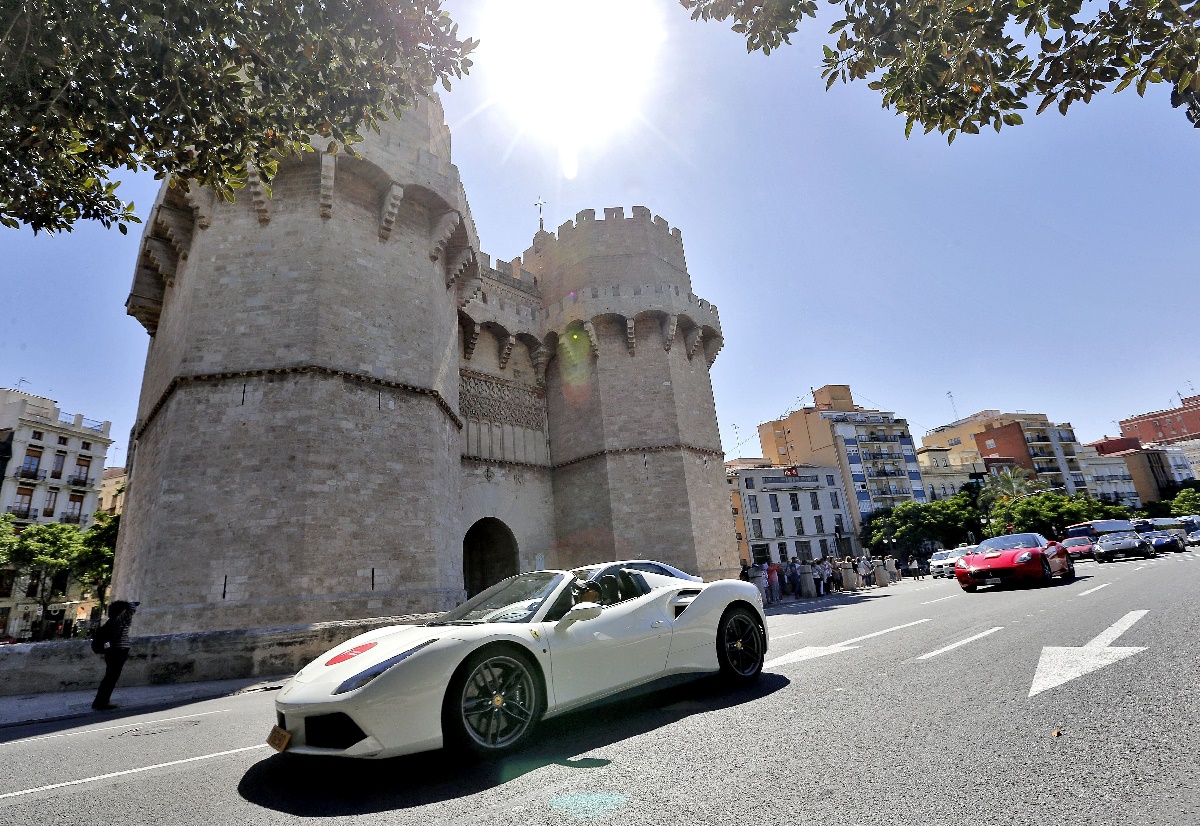 GRA344. VALENCIA, 19/05/2017.- El Circuit Ricardo Tormo celebra este fin de semana la carrera inaugural del Ferrari Challenge Europa 2017 que servirá para celebrar el 70 aniversario de la marca en España. Con las puertas abiertas para todos los aficionados, Ferrari organiza su campeonato monomarca, el más potente de los que se celebran en el automovilismo europeo. Y varias decenas de estos participantes han realizado un recorrido por las calles de València. EFE/ Manuel Bruque