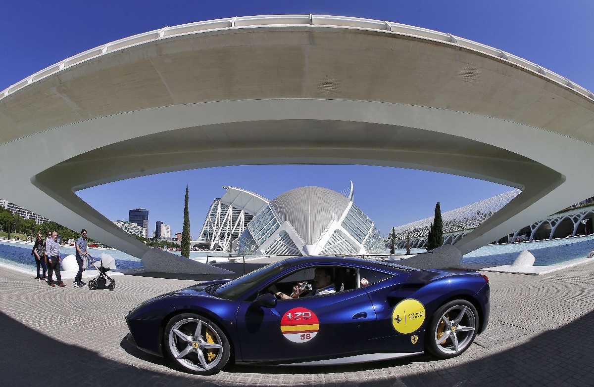 GRA343. VALENCIA, 19/05/2017.- El Circuit Ricardo Tormo celebra este fin de semana la carrera inaugural del Ferrari Challenge Europa 2017 que servirá para celebrar el 70 aniversario de la marca en España. Con las puertas abiertas para todos los aficionados, Ferrari organiza su campeonato monomarca, el más potente de los que se celebran en el automovilismo europeo. Y varias decenas de estos participantes se han reunido en la Ciudad de las Ciencias de Valencia. EFE/ Manuel Bruque