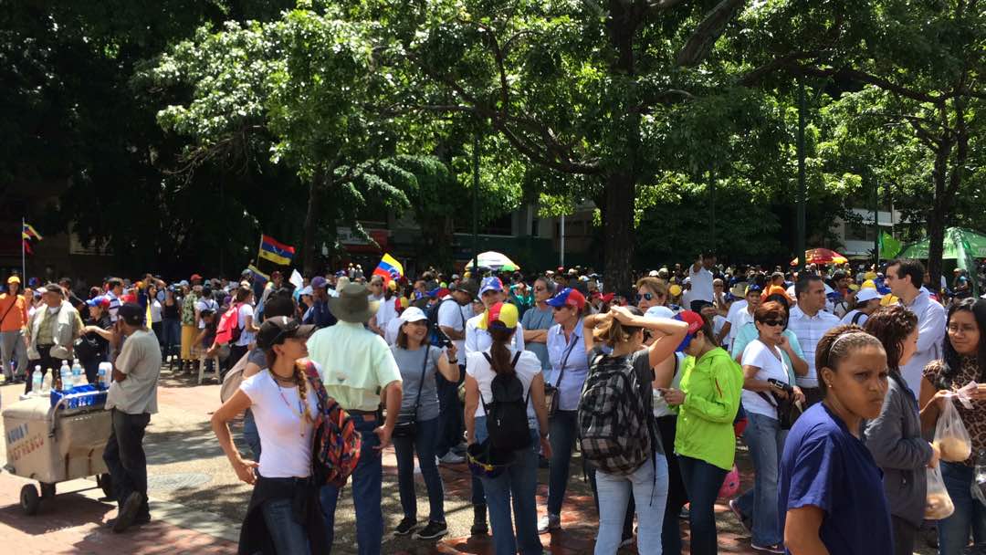 Oposición se concentra en la plaza Altamira para marchar hasta el ministerio de Interiores, Justicia y Paz / Foto: Gabriela Gómez - La Patilla