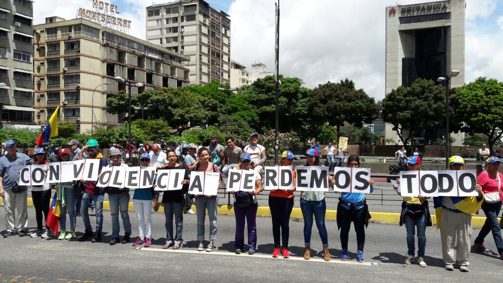Oposición se concentra en la plaza Altamira para marchar hasta el ministerio de Interiores, Justicia y Paz / Foto: Eduardo Ríos - La Patilla