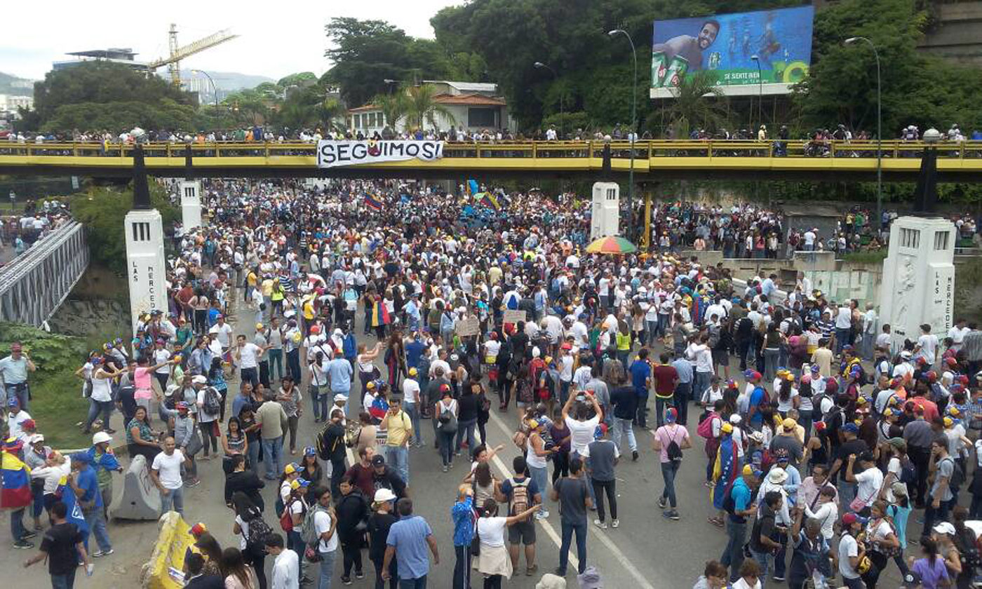Manifestantes marchan por El Rosal hacia el CNE / Foto: Régulo Gómez
