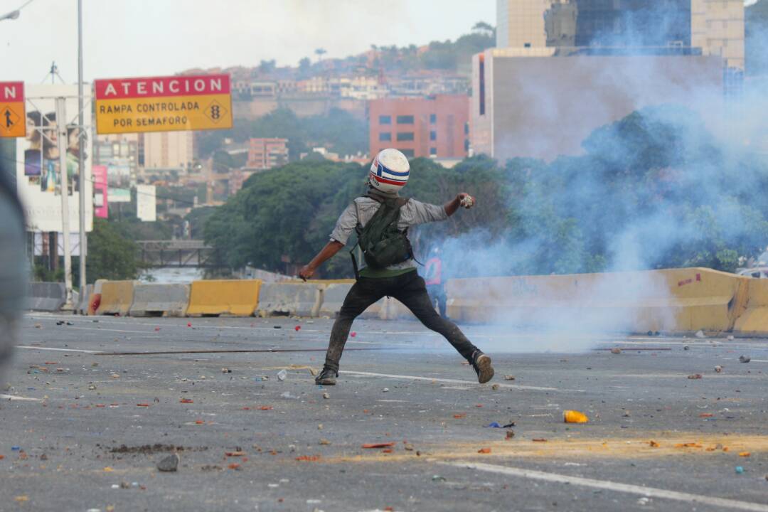 Represión en la Autopista Francisco Fajardo. Foto: Régulo Gómez /Lapatilla