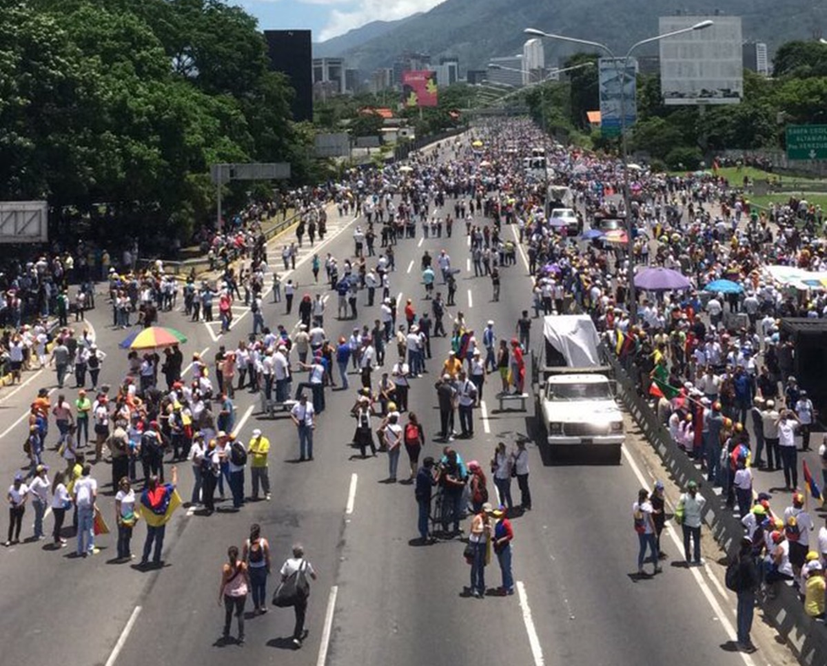 Manifestantes camino al distribuidor Los Ruices