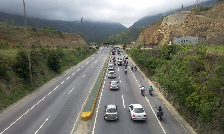 Caravana de la oposición a la altura de la autopista Caracas - La Guaira/ Foto: Régulo Gómez - La Patilla