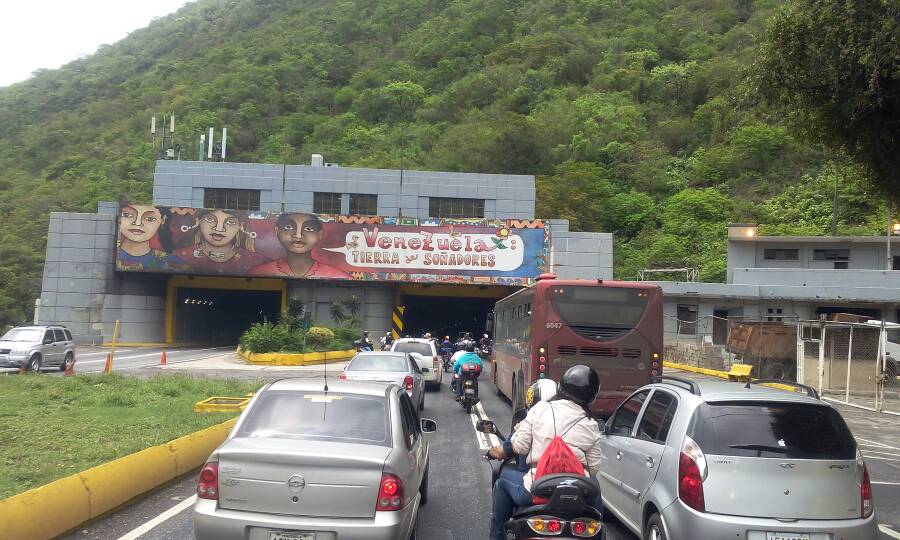 Caravana de la oposición a la altura de la autopista Caracas - La Guaira/ Foto: Régulo Gómez - La Patilla