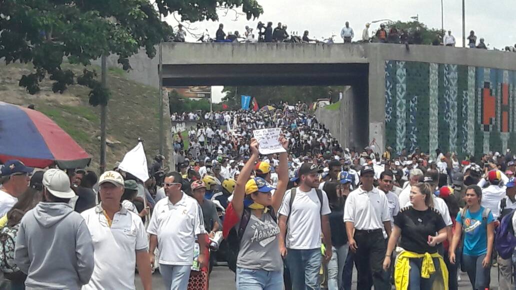 Opositores marchan hacia la Defensoría del Pueblo / Foto: Eduardo Ríos - La Patilla