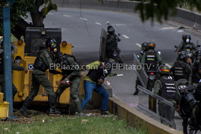 El Pitazo / Cortesía / GNB robando a un periodista 