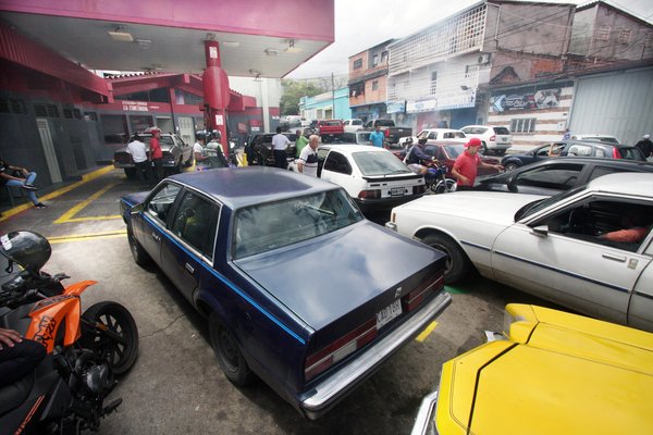 Largas colas en San Cristóbal para surtir gasolina / Foto La Nación