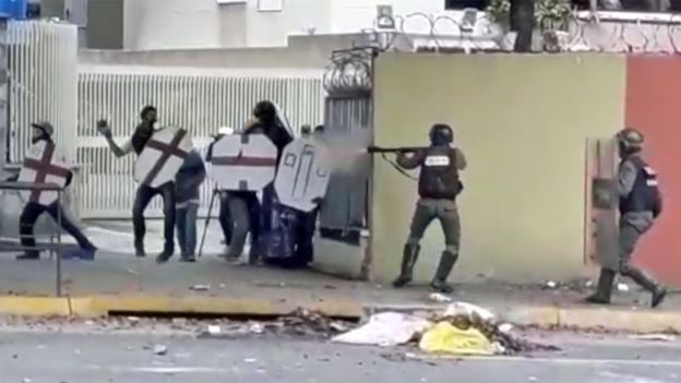 LUIS GONZALO PEREZ/CARAOTA DIGITAL Image caption El momento en que el Guardia dispara la bomba lacrimógena a centímetros.