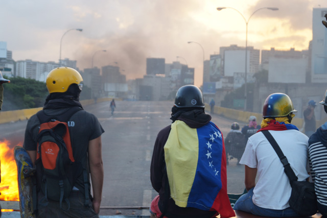 Represión en la Autopista Francisco Fajardo. Foto: Gabriela Gómez /Lapatilla