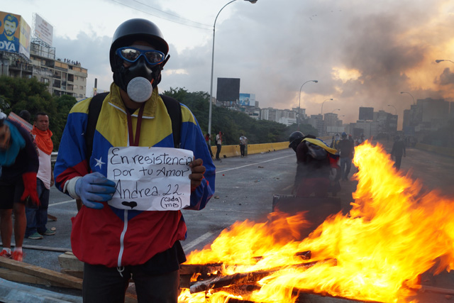 Represión en la Autopista Francisco Fajardo. Foto: Gabriela Gómez /Lapatilla