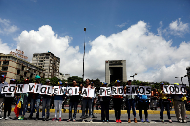 Cuerpos de seguridad no dan tregua y arremetieron con gases contra los estudiantes. REUTERS/Carlos Garcia Rawlins TPX IMAGES OF THE DAY