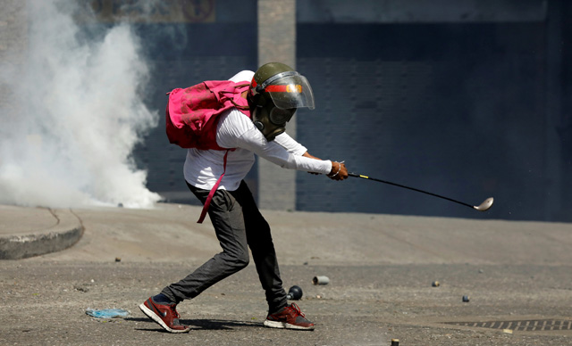 Cuerpos de seguridad no dan tregua y arremetieron con gases contra los estudiantes. REUTERS/Carlos Garcia Rawlins