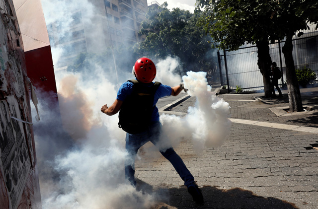Cuerpos de seguridad no dan tregua y arremetieron con gases contra los estudiantes. REUTERS/Carlos Garcia Rawlins