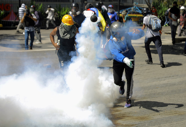 Cuerpos de seguridad no dan tregua y arremetieron con gases contra los estudiantes. REUTERS/Carlos Barria