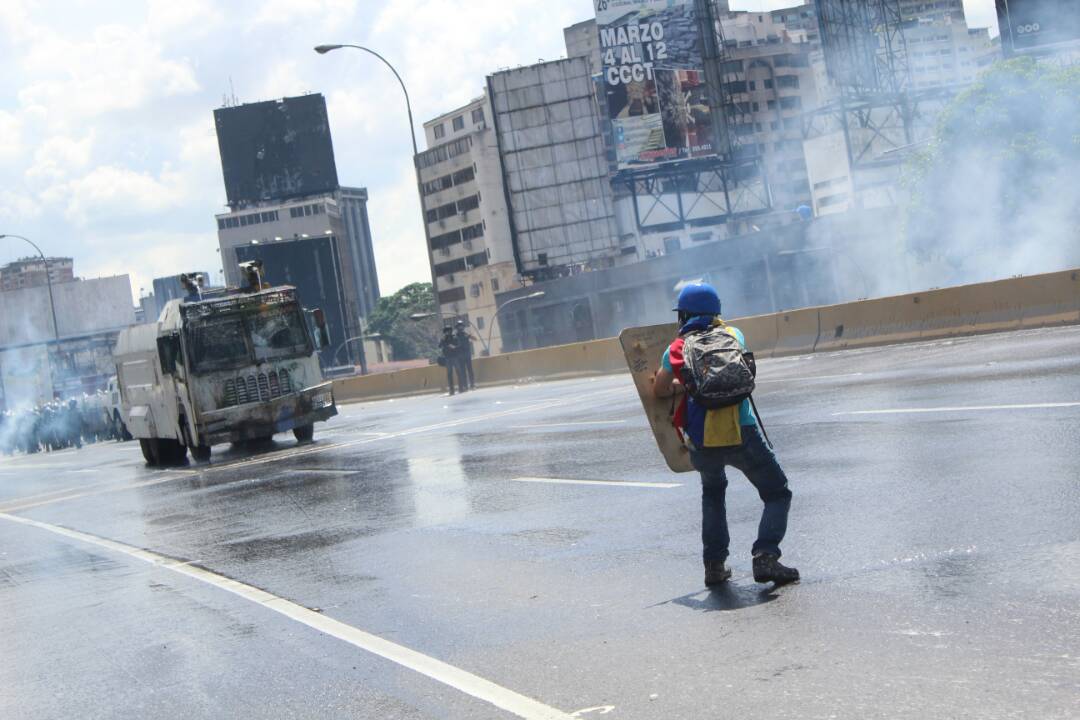 La resistencia no cede ante la brutal represión de la GN en la Fajardo. Foto: Régulo Gómez / LaPatilla.com