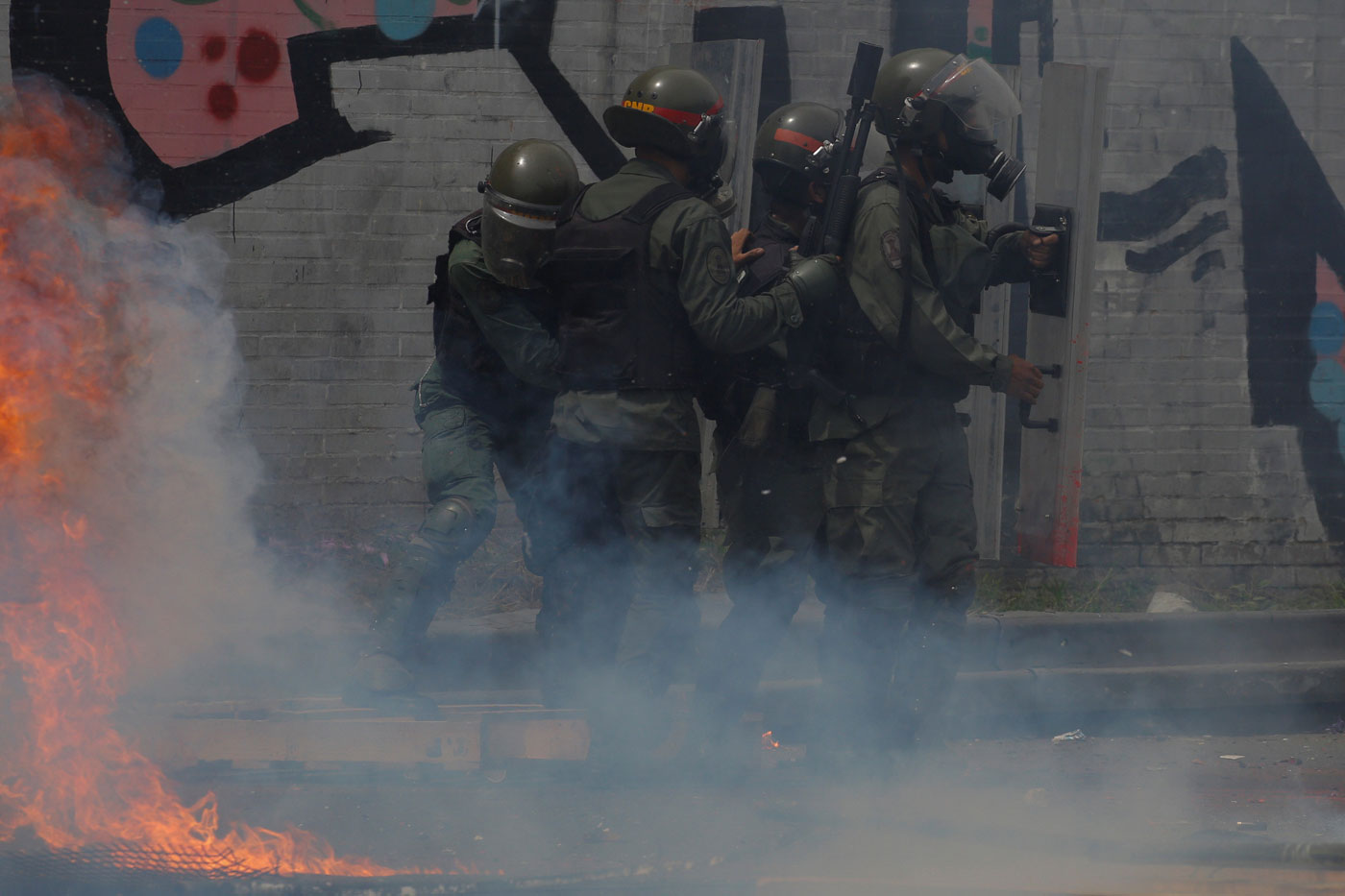 Efectivos antidisturbios se enfrentan con manifestantes durante una manifestación convocada por trabajadores de la salud y activistas de la oposición contra el presidente de Venezuela, Nicolás Maduro, en Caracas, Venezuela, 22 de mayo de 2017. REUTERS/Carlos Barria