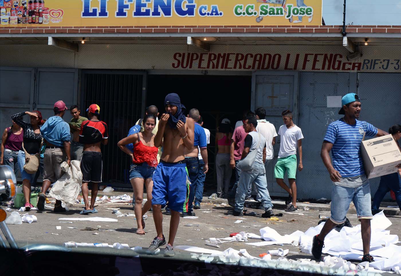 People loot a supermarket in Maracay, Aragua state, Venezuela on June 27, 2017. / AFP PHOTO / FEDERICO PARRA