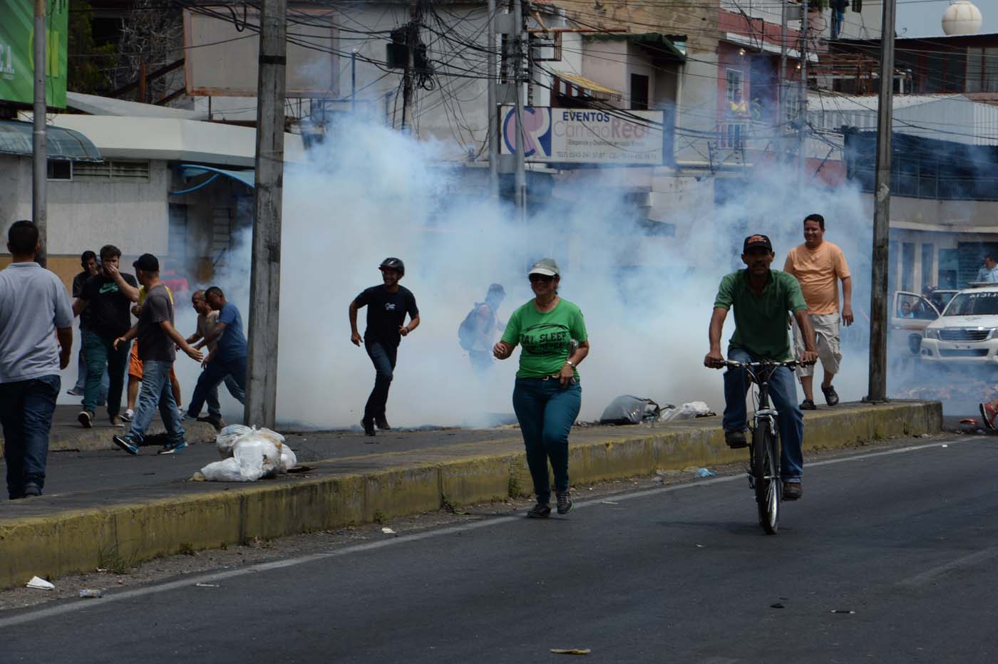 EDITORS NOTE: Graphic content / Police fire tear gas to scatter the crowd during lootings in Maracay, Venezuela on June 27, 2017. / AFP PHOTO / Federico Parra / GRAPHIC CONTENT