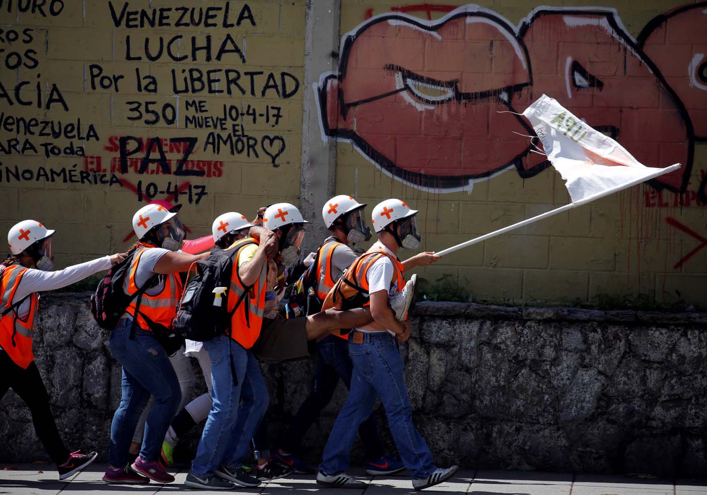 Volunteer members of a primary care response team carry an injured opposition supporter during a protest against Venezuelan President Nicolas Maduro's government in Caracas, Venezuela May 30, 2017. REUTERS/Carlos Barria TPX IMAGES OF THE DAY