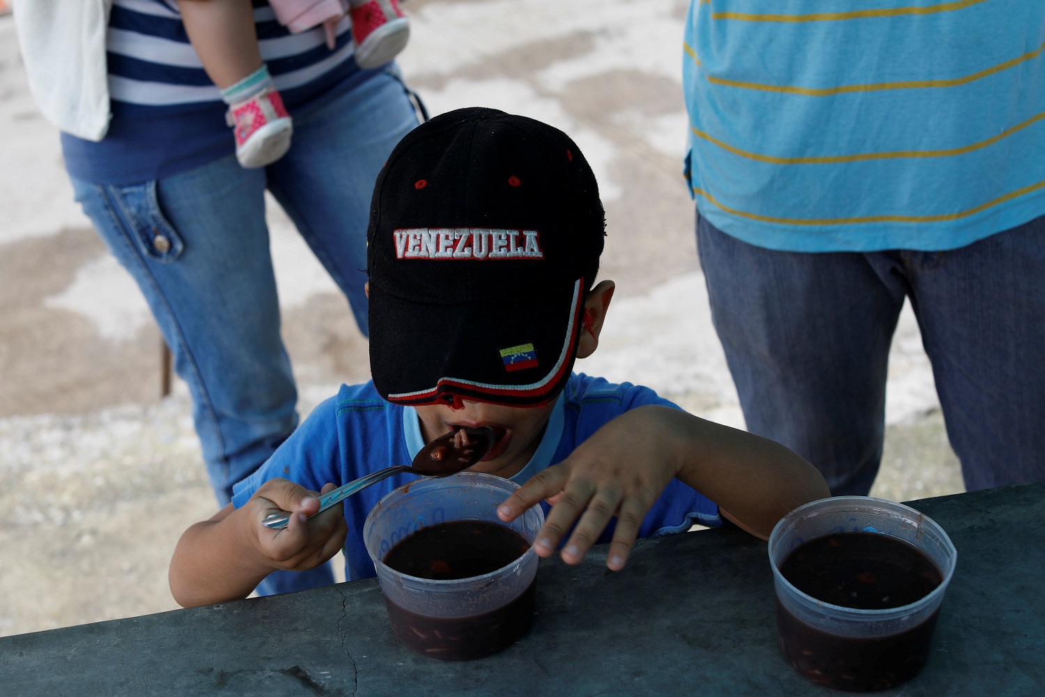 Un niño come en un comedor dirigido por opositores en el barrio de La Vega en Caracas, Venezuela, el 23 de mayo de 2017. Foto tomada el 23 de mayo de 2017. REUTERS / Carlos Garcia Rawlins