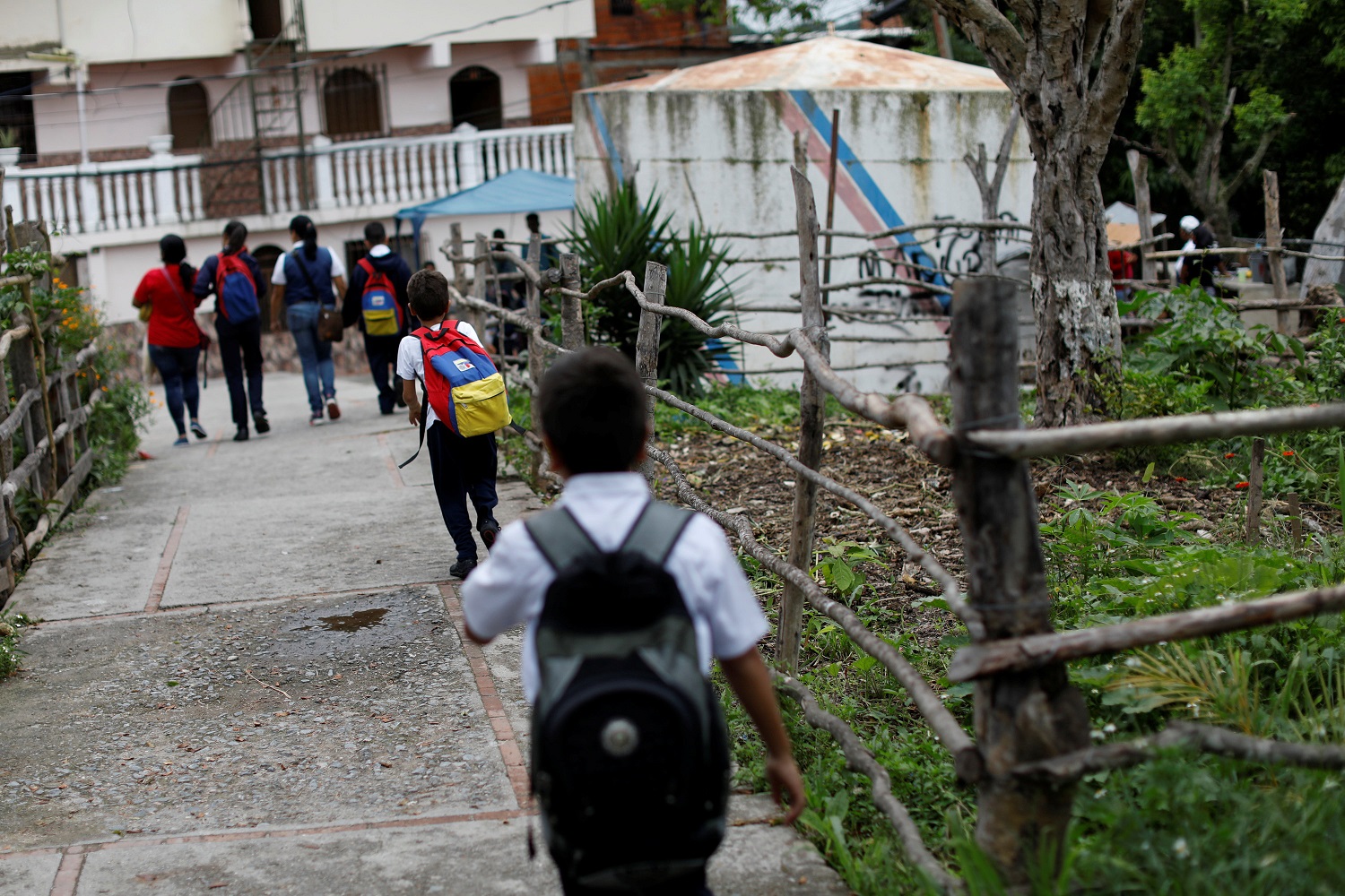 Los niños llegan a un comedor dirigido por partidarios de la oposición en el barrio de La Vega en Caracas, Venezuela, el 23 de mayo de 2017. Foto tomada el 23 de mayo de 2017. REUTERS / Carlos Garcia Rawlins