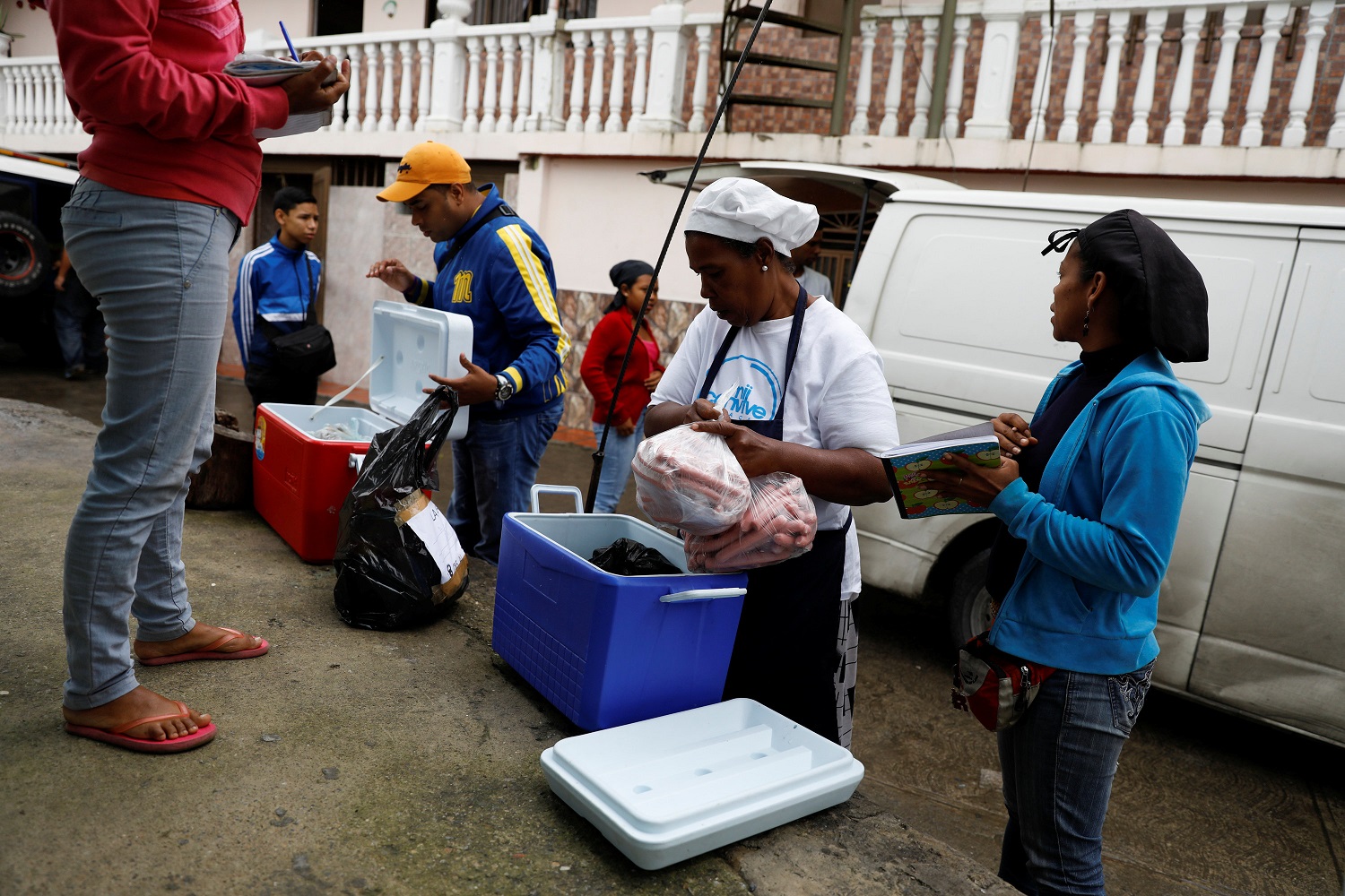 Los partidarios de la oposición que trabajan como voluntarios organizan la comida donada en un comedor para niños, en el barrio La Vega de Caracas, Venezuela, el 23 de mayo de 2017. Foto tomada el 23 de mayo de 2017. REUTERS / Carlos Garcia Rawlins