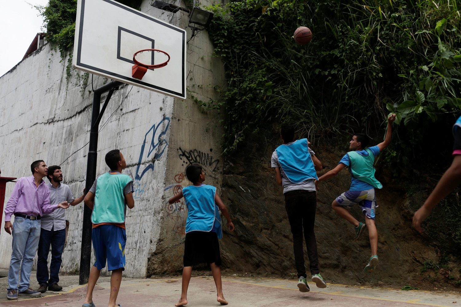 Los niños juegan al baloncesto durante un torneo organizado por partidarios de la oposición en el barrio de los 23 de Enero en Caracas, Venezuela, el 19 de mayo de 2017. Foto tomada el 19 de mayo de 2017. REUTERS / Marco Bello