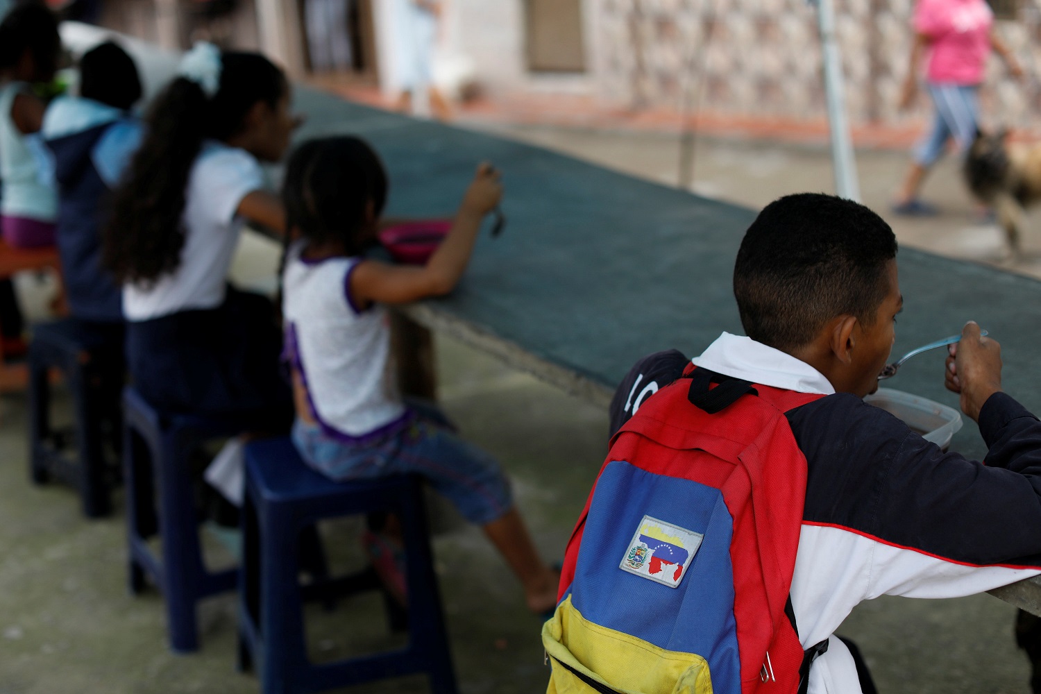 Los niños almuerzan en un comedor dirigido por opositores en el barrio de La Vega en Caracas, Venezuela el 23 de mayo de 2017. Foto tomada el 23 de mayo de 2017. REUTERS / Carlos Garcia Rawlins