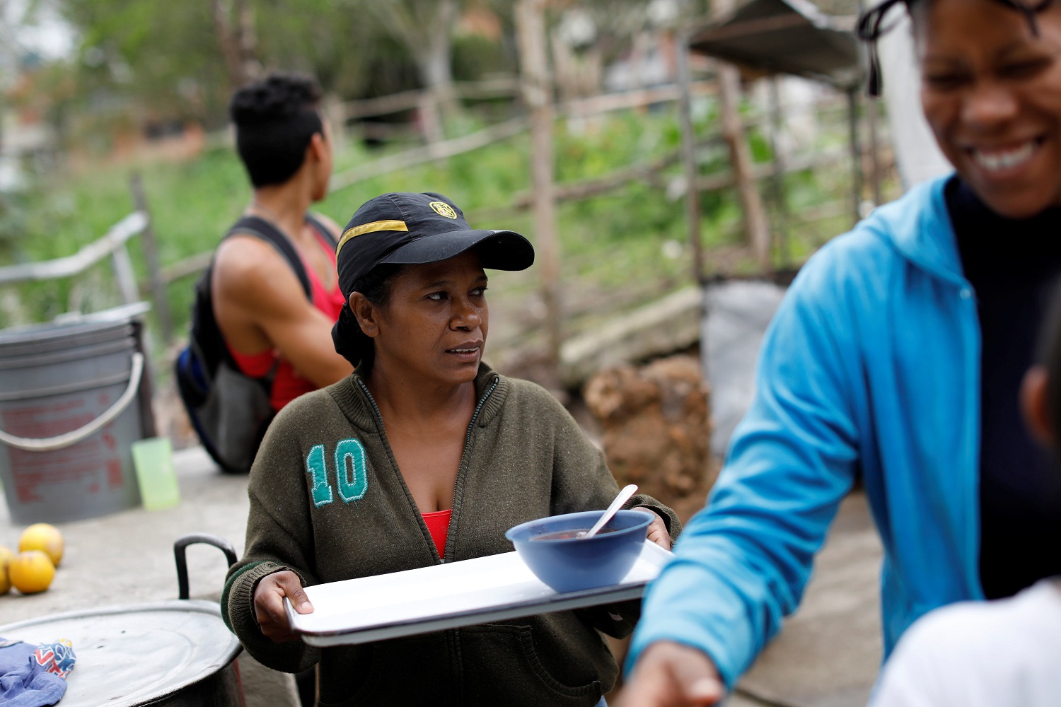 Los partidarios de la oposición que trabajan como voluntarios sirven comida en un comedor para niños, en el barrio La Vega de Caracas, Venezuela, el 23 de mayo de 2017. Foto tomada el 23 de mayo de 2017. REUTERS / Carlos Garcia Rawlins
