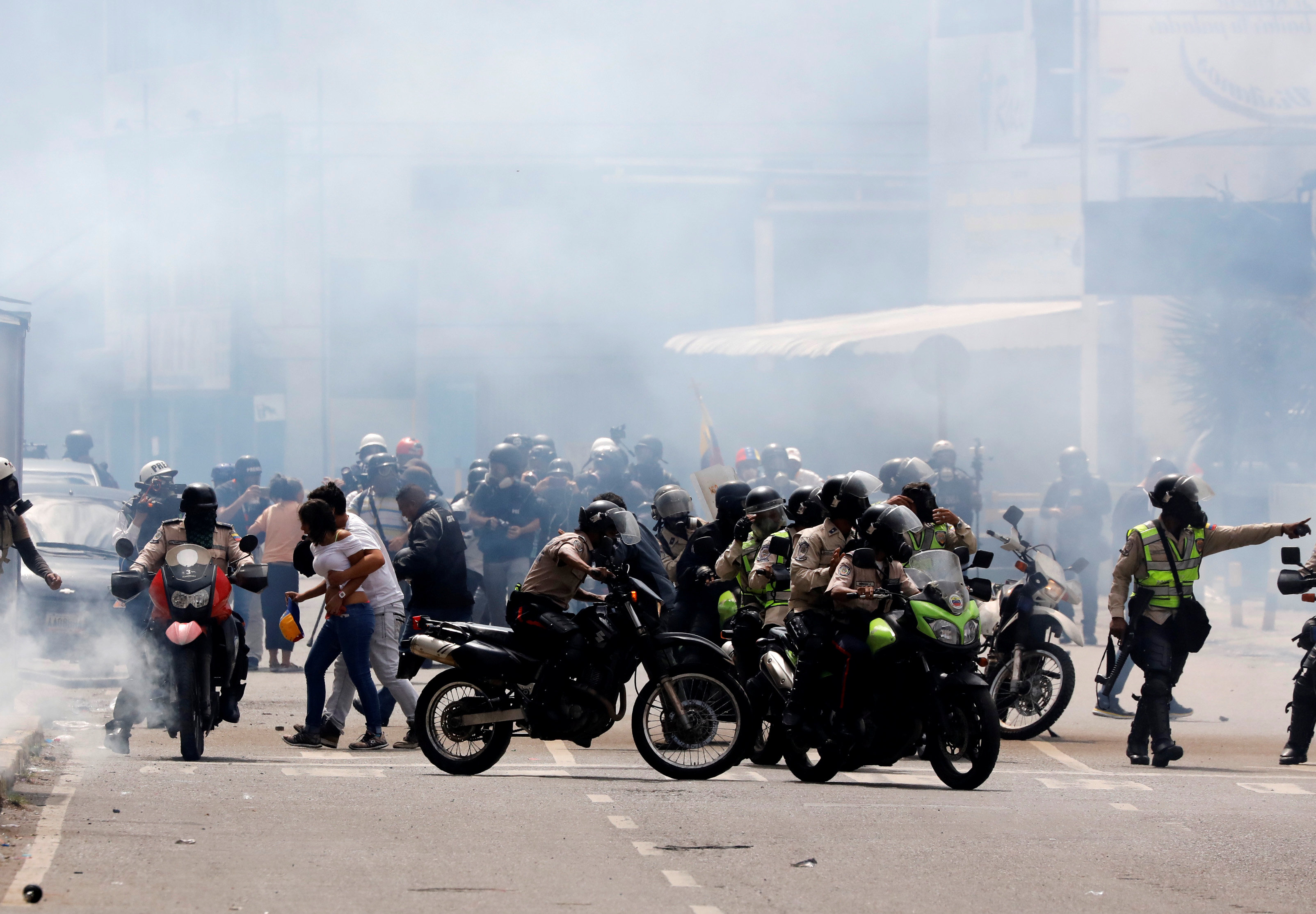 Riot security forces take up position while clashing with demonstrators rallying against Venezuela's President Nicolas Maduro in Caracas, Venezuela, June 10, 2017. REUTERS/Carlos Garcia Rawlins