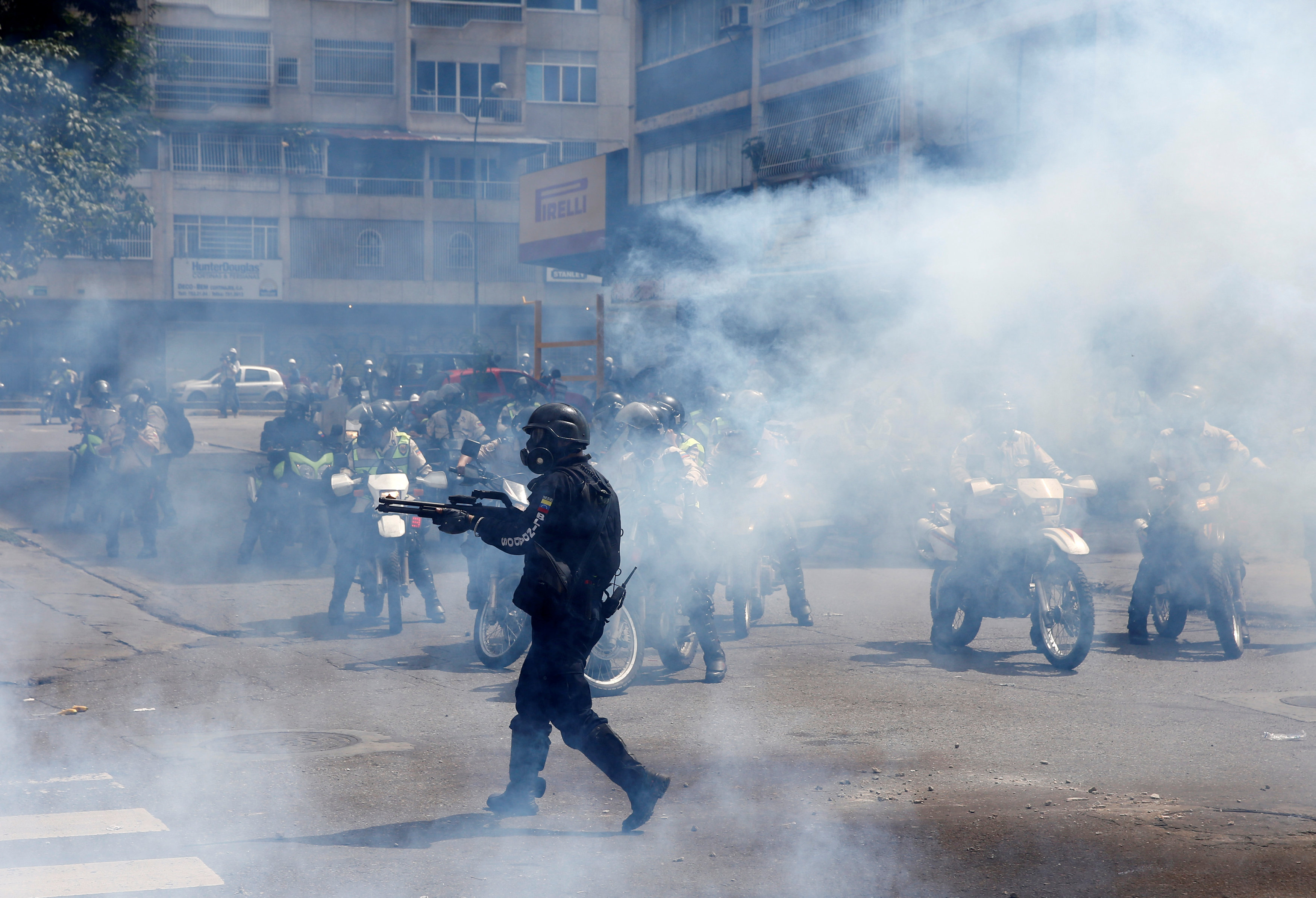Riot security forces take position while clashing with demonstrators rallying against Venezuela's President Nicolas Maduro in Caracas, Venezuela, June 10, 2017. REUTERS/Ivan Alvarado