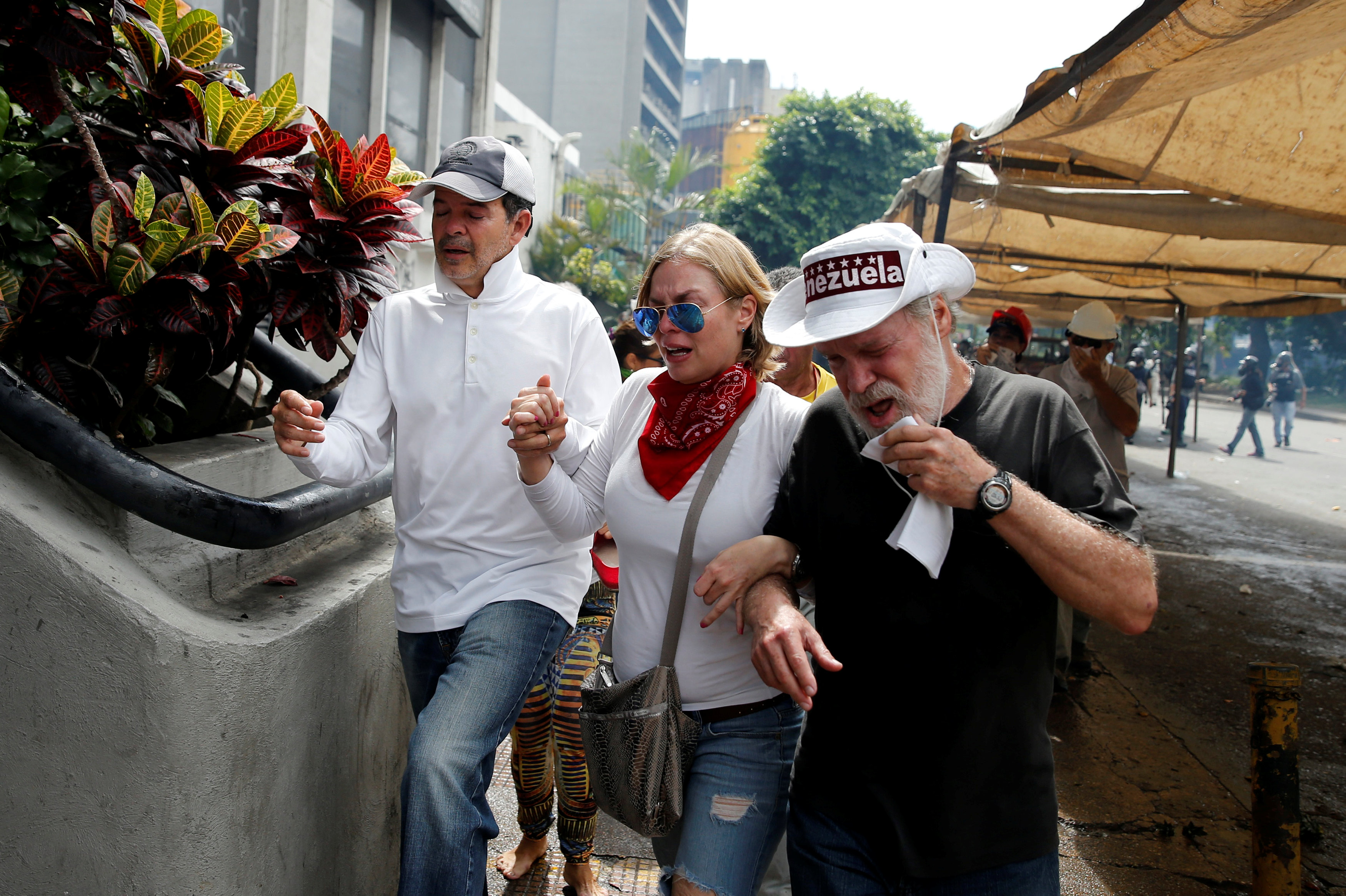 Opposition supporters affected by tear gas run away while rallying against Venezuela's President Nicolas Maduro in Caracas, Venezuela, June 10, 2017. REUTERS/Ivan Alvarado