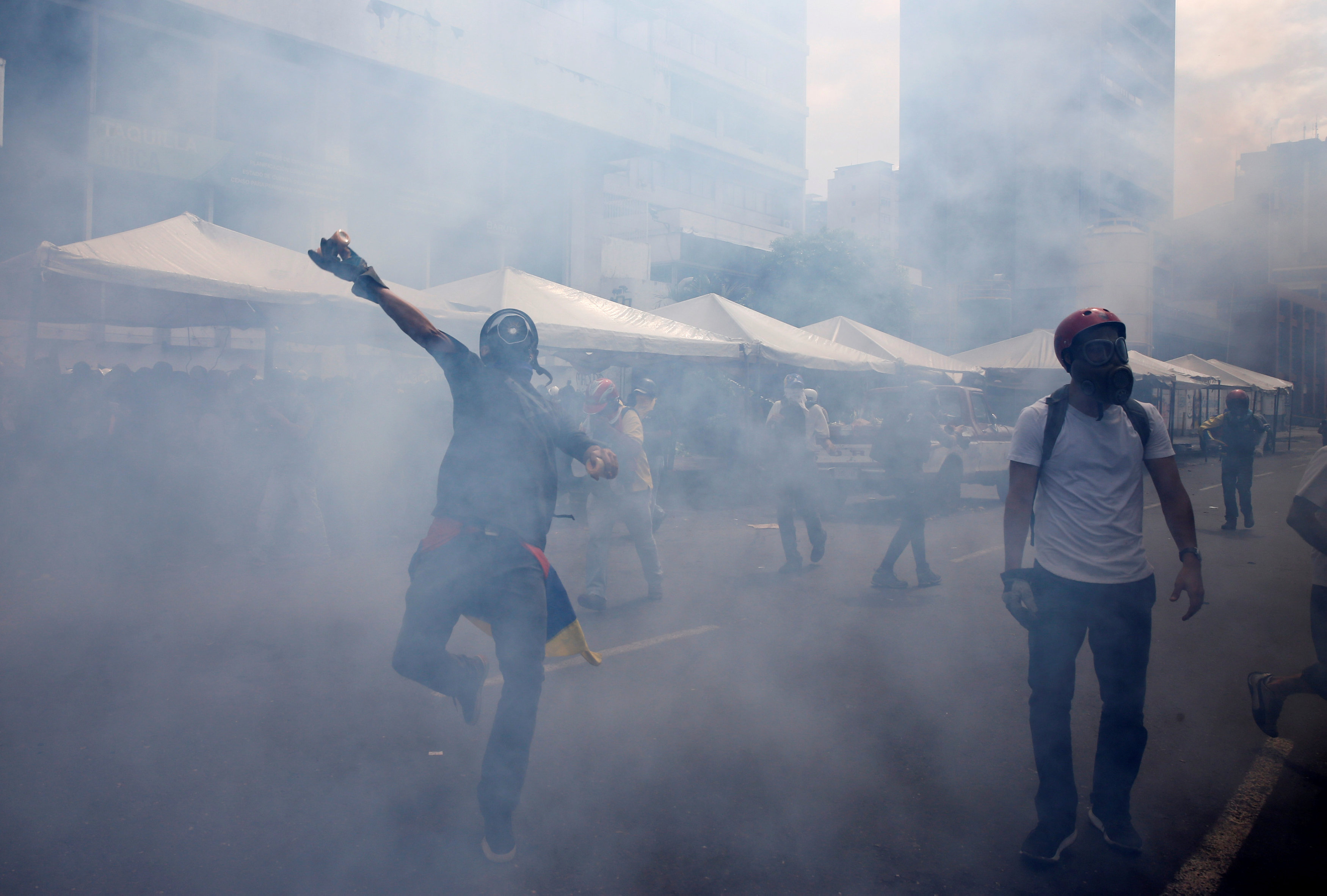 Demonstrators clash with riot security forces while rallying against Venezuela's President Nicolas Maduro in Caracas, Venezuela, June 10, 2017. REUTERS/Ivan Alvarado