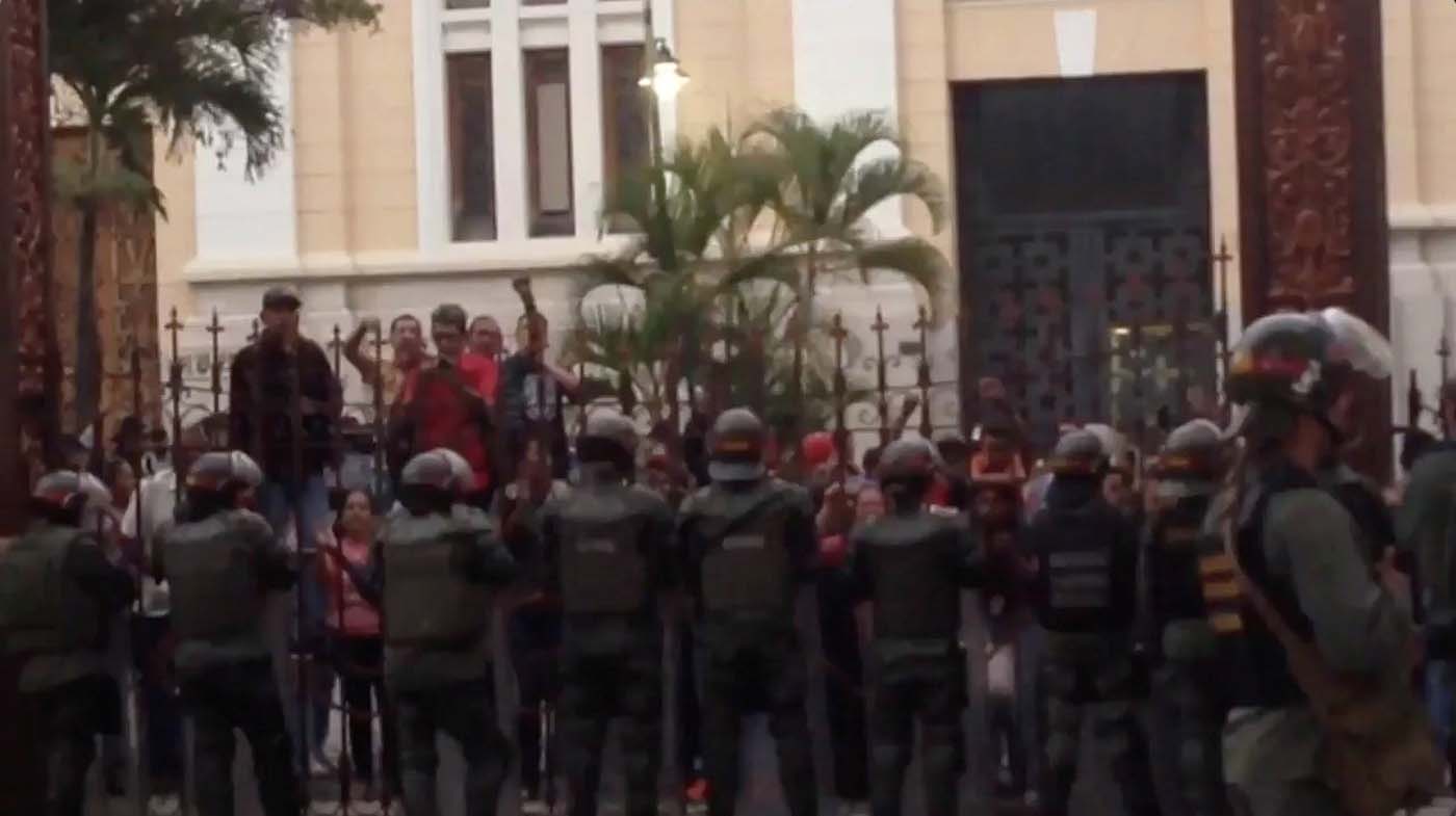 Officials shout at the National Assembly as the Venezuelan National Guard stands by in Caracas, June 27, 2017, in this still image taken from a video obtained from social media. Social Media/Gabriela Gonzalez @GabyGabyGG/via REUTERS ATTENTION EDITORS - THIS IMAGE HAS BEEN SUPPLIED BY A THIRD PARTY. NO RESALES. NO ARCHIVE. MANDATORY ON-SCREEN CREDIT: Gabriela Gonzalez @GabyGabyGG