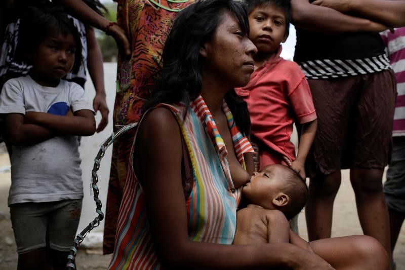 Lideibis Bracho, diagnosticada con desnutrición crónica, amamanta a uno de sus hijos en Paraguaipoa, Venezuela. 1 de marzo 2017. De la mano de su mamá, Samuel Becerra ingresó a fines de marzo al hospital pediátrico J.M. De Los Ríos, en Caracas, para hacerse una hemodiálisis de rutina. Estando internado, el niño de 12 años contrajo una infección que acabó con su vida, junto a la de otros tres pequeños. REUTERS/Marco Bello TEMPLATE OUT - RTS1900Y