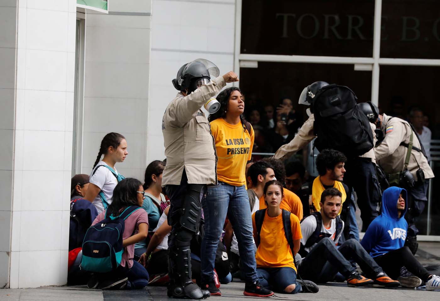 Police detain protesters during a rally against Venezuela's President Nicolas Maduro's government in Caracas, Venezuela June 29, 2017. REUTERS/Carlos Garcia Rawlins