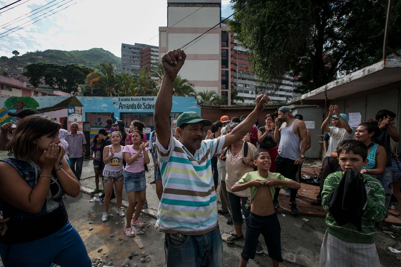 CAR10 - CARACAS (VENEZUELA), 02/06/2017 - Un grupo de personas participa en una manifestación hoy, viernes 02 de junio de 2017, en Caracas (Venezuela). Los habitantes del populoso barrio de La Vega, ubicado en el oeste de Caracas, madrugaron hoy para protestar por la escasez de alimentos, mientras que las calles aledañas al canal estatal VTV en el este de la ciudad fueron cerradas por organismos de seguridad para evitar la llegada de manifestantes. EFE/MIGUEL GUTIÉRREZ