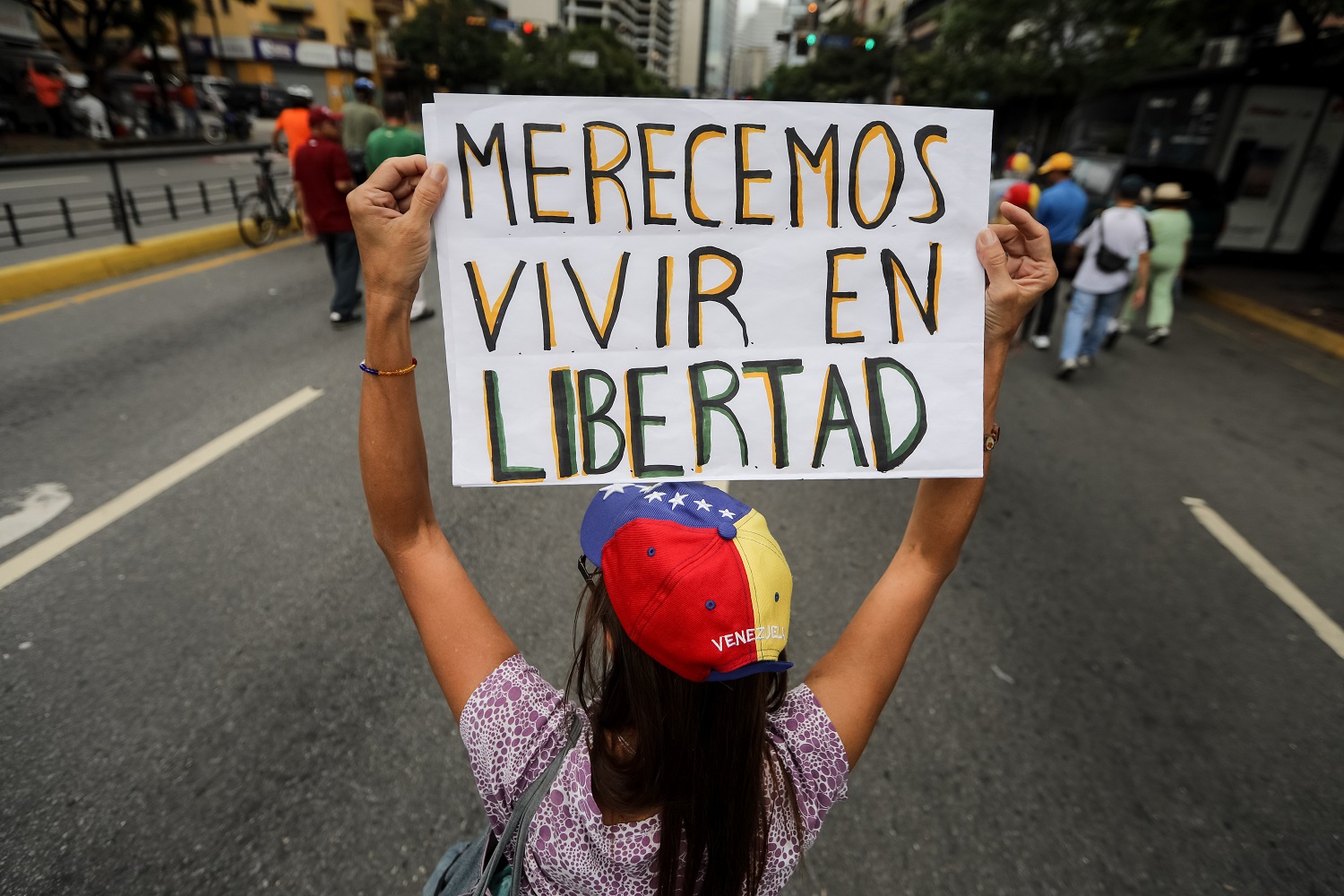 Cientos de personas participan en una manifestación hoy, sábado 17 de junio de 2017, en Caracas (Venezuela). La oposición venezolana reunida en la Mesa de la Unidad Democrática (MUD) realiza hoy una manifestación religiosa con la que orará por la paz, rendirá homenaje a los fallecidos durante la ola de protestas que se desarrolla en el país y para pedir la libertad de los detenidos en esos escenarios. EFE/Miguel Gutiérrez