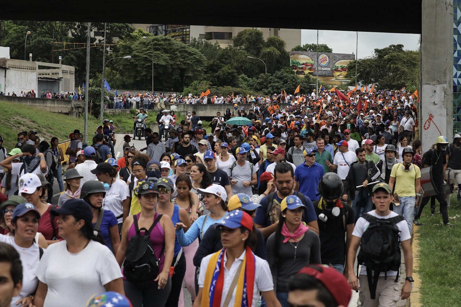 CAR05. CARACAS (VENEZUELA), 19/04/2017.- Cientos de venezolanos opositores participan en una manifestación hoy, lunes 19 de junio de 2017, en Caracas (Venezuela). La oposición venezolana marcha hoy desde más de 30 puntos de Caracas hasta la sede del Consejo Nacional Electoral (CNE), en el centro de la ciudad, pese a varias restricciones en el transporte público y los puntos de control desplegados por las autoridades. EFE/Miguel Gutiérrez