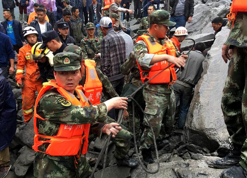 Los rescatistas trabajan en el sitio de un derrumbe masivo donde se calcula que más de 100 aldeanos fueron enterrados en el desastre matinal en el condado de Maoxian, en la provincia suroccidental china de Sichuan, el 24 de junio de 2017. EFE / EPA / ZHENG LEI CHINA OUT