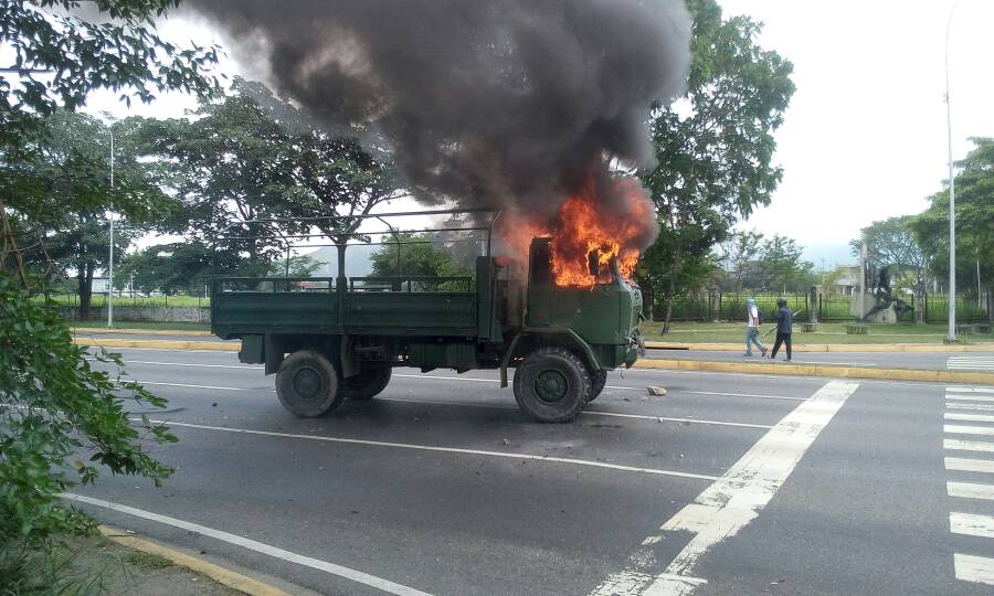 Queman convoy del Ejército en adyacencias de la UCV en Maracay