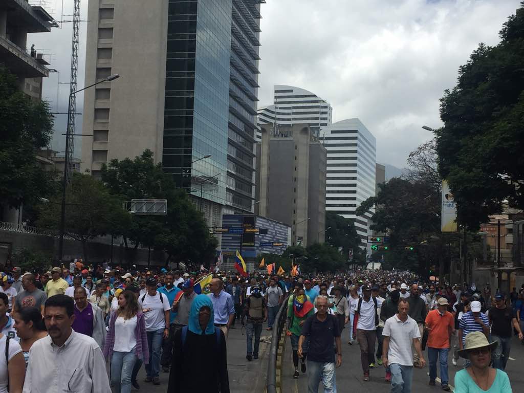 Manifestantes marchan por la avenida Francisco de Miranda hacia la Fiscalía / Foto: Régulo Gómez - La Patilla 