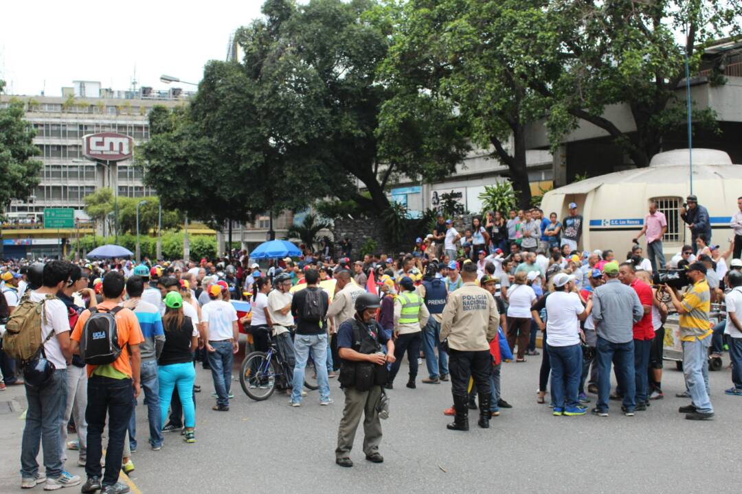 Manifestantes concentrados en el Unicentro el Marqués para movilizarse hasta VTV / Foto: Régulo Gómez - La Patilla