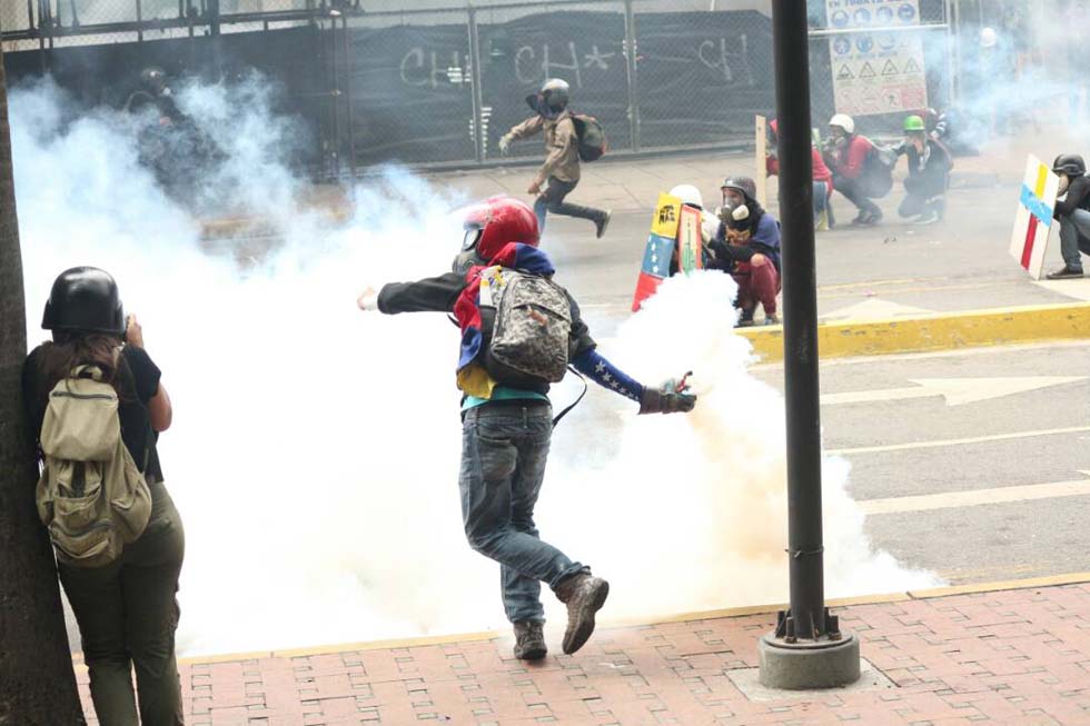 La represión despiadada de los cuerpos de seguridad no logra doblegar a la resistencia opositora. Foto: Eduardo Ríos / LaPatilla.com