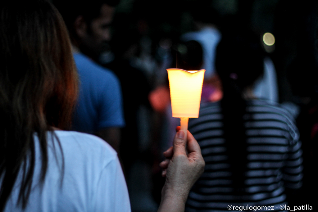 Oposición se concentró en Parque Cristal para homenajear a los caídos. Foto: Régulo Gómez / LaPatilla.com