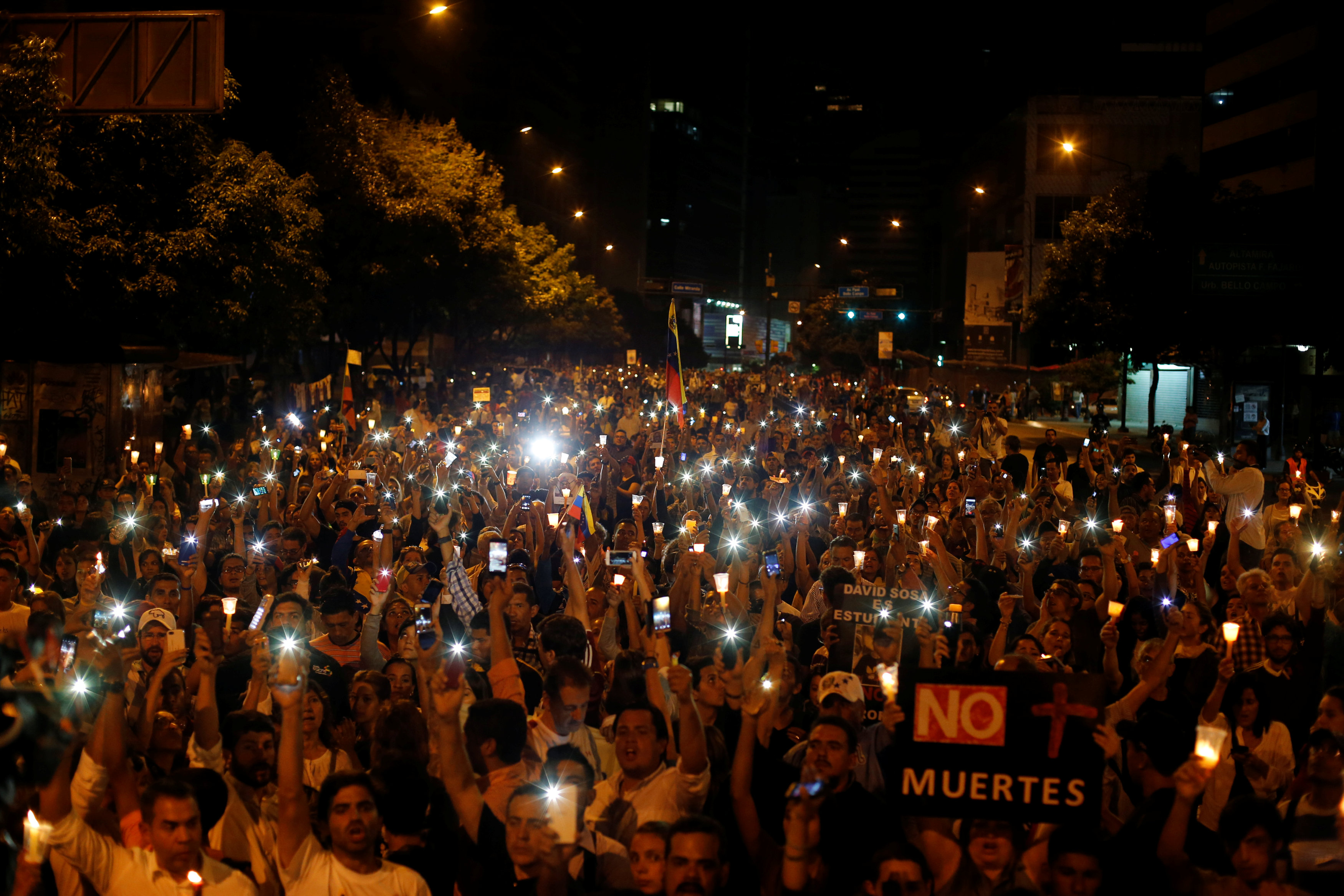 Opositores realizaron una vigilia en honor a Neomar Lander. REUTERS/Ivan Alvarado TPX IMAGES OF THE DAY