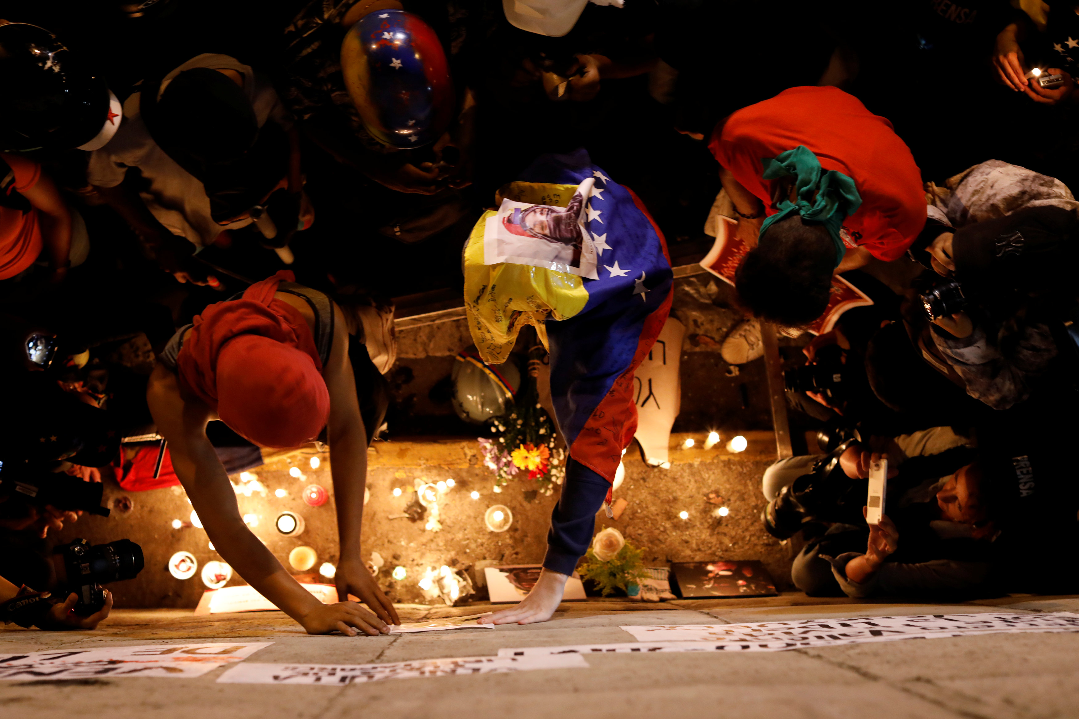 Opositores realizaron una vigilia en honor a Neomar Lander. REUTERS/Carlos Garcia Rawlins